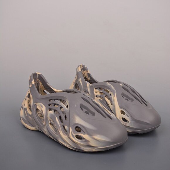 Yeezy Foam Runner Grey Clogs - Picture 1 of 9